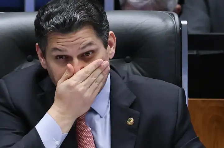 Alcolumbre mantém silêncio sobre 6x1 e oposição tenta preservar escala
