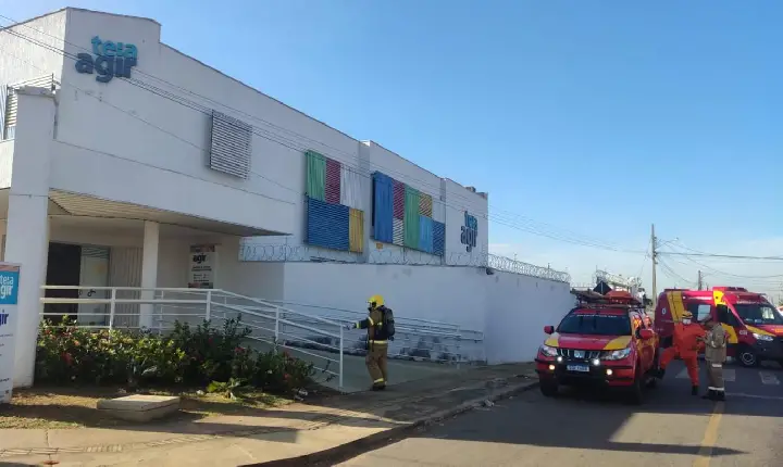 Bombeiros combatem princípio de incêndio na Clínica Teia Agir, no Jardim Nova Era, em Aparecida de Goiânia