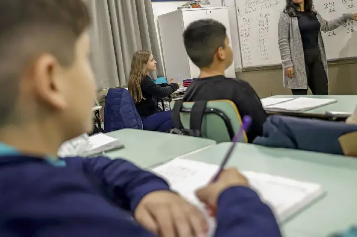 CNTE comemora reajuste do piso do magistério; prefeitos contestam