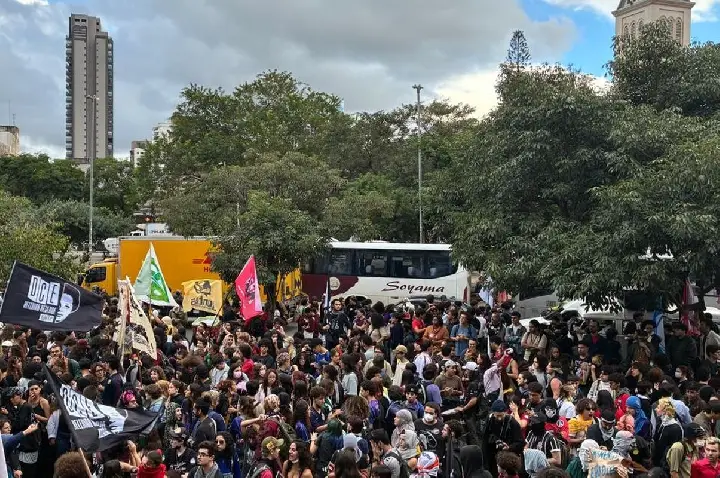 Em ato na capital paulista, estudantes criticam políticas educacionais