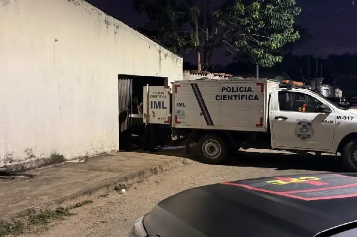 Homem  morre após atirar no portão do ex-namorado de sua companheira