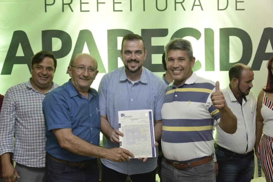 Moradores do Setor Nova Cidade recebem escrituras de seus imóveis