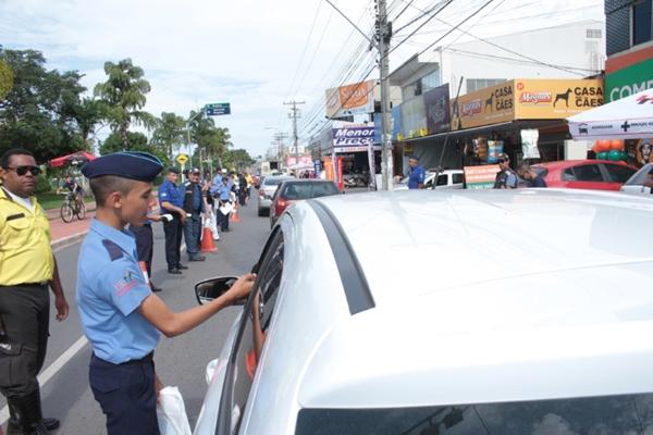 Agentes Mirins realizam blitz educativas no Dia do Meio Ambiente, em Aparecida de Goiânia