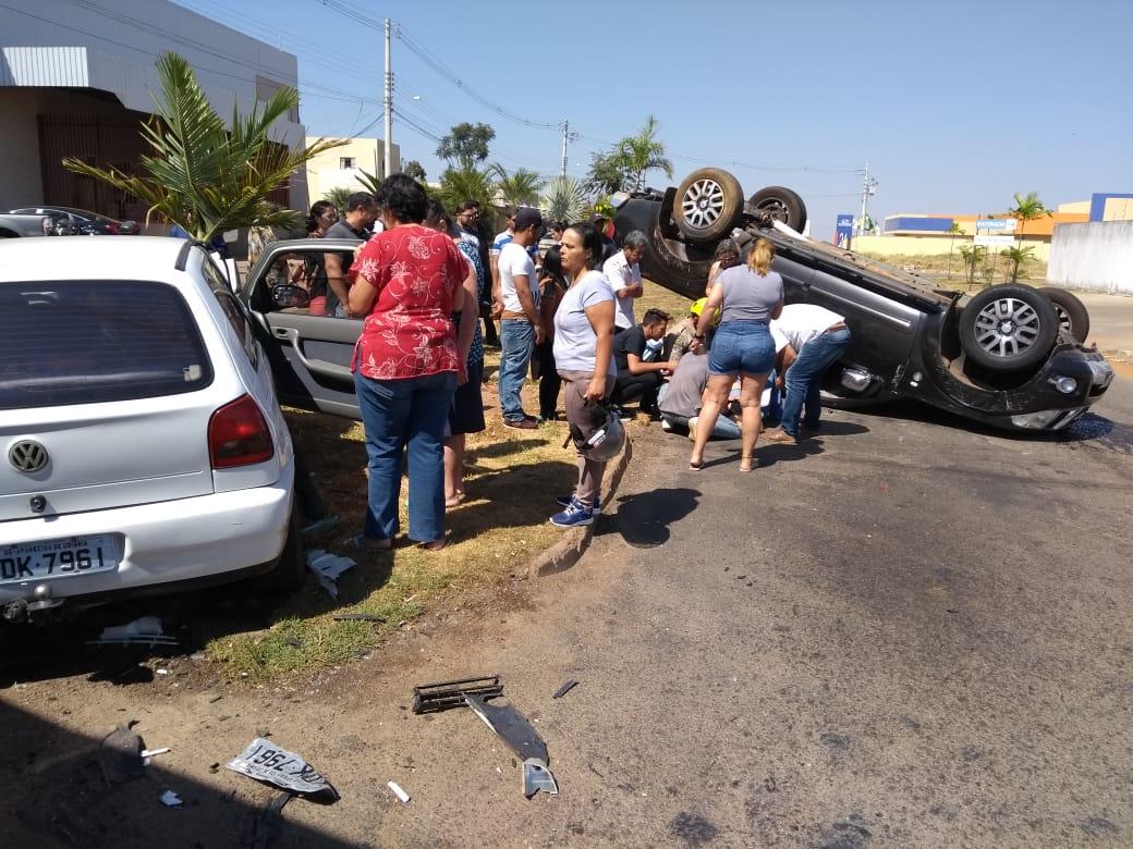 Colisão entre caminhonete e carro de passeio causa capotamento na Avenida Rio Verde em Aparecida