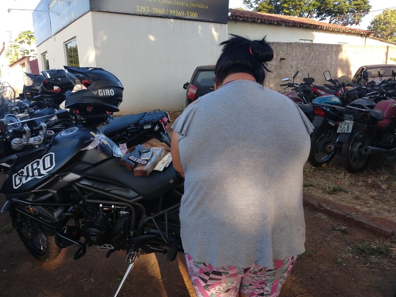 Polícia Militar prende mulher que comandava boca de fumo em Aparecida de Goiânia