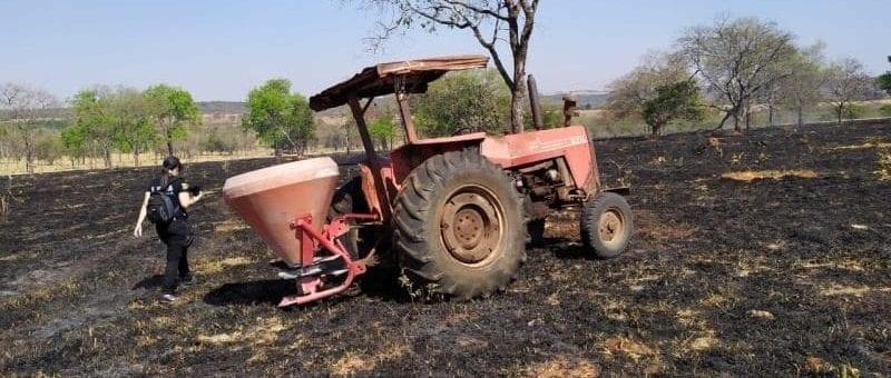 Idoso de 70 anos é achado morto debaixo de trator após incêndio em fazenda