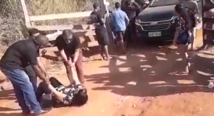 Polêmica; Suposta Tia de Eduardo Costa é contida por seguranças após tentar tirar foto com cantor