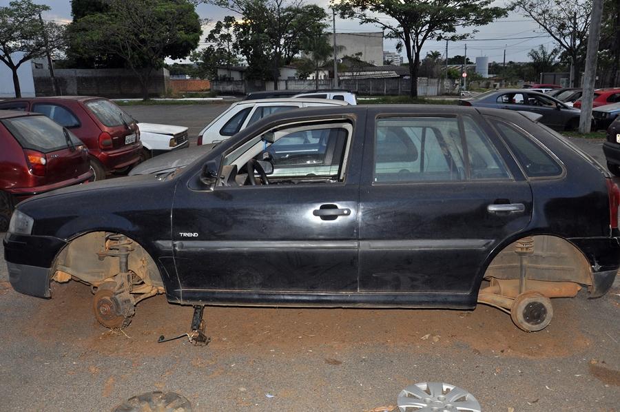 Veículos apreendidos são depenados por criminosos em Aparecida de Goiânia