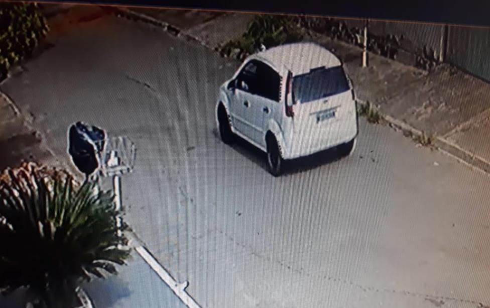 Câmera de monitoramento mostra carro suspeito de matar vendedor ambulante