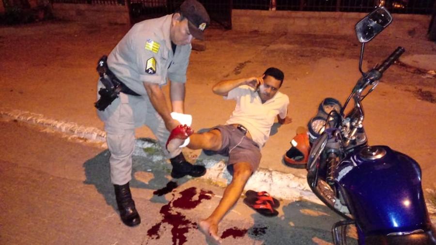 Homem é socorrido por policiais militares após acidente no Setor Colina Azul em Aparecida