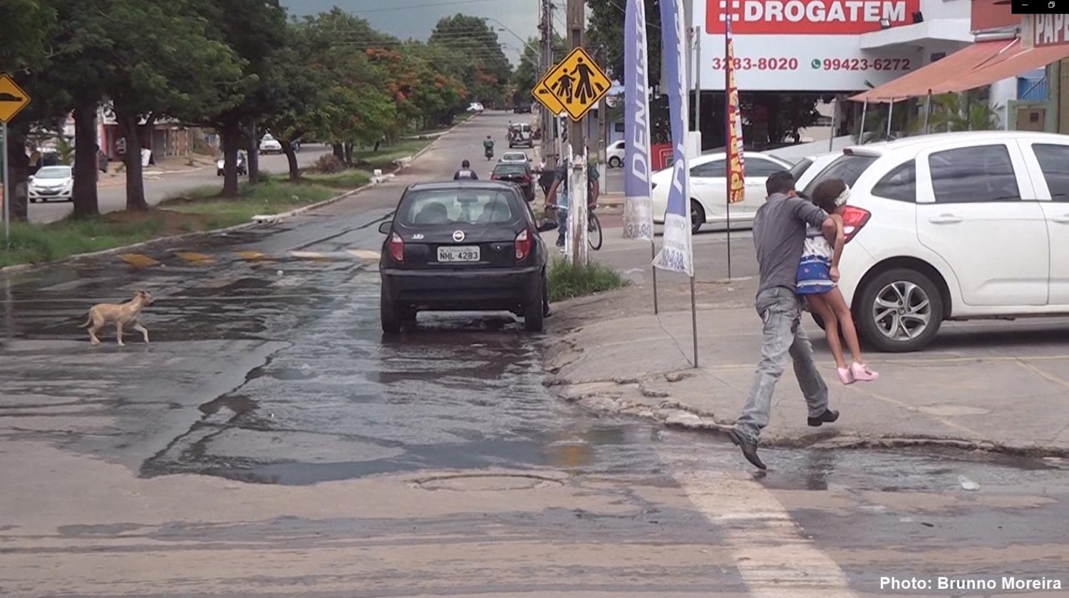 Moradores do Setor Colina Azul em Aparecida vivem no meio do esgoto estourado