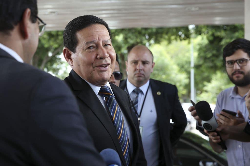 Governo estuda convocar, e não convidar, militar da reserva, diz Mourão
