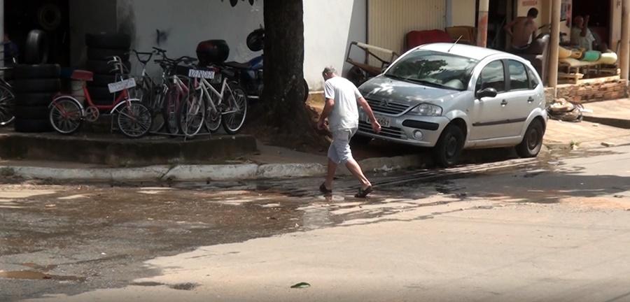 VEJA O VÍDEO: Moradores e comerciantes estão ilhados em meio ao esgoto sanitário no setor Colina Azul