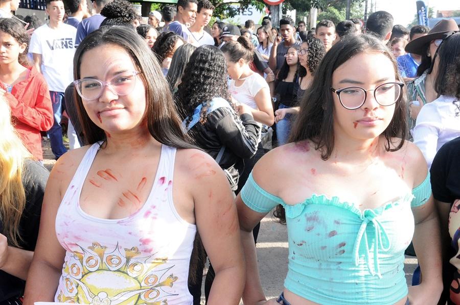 Alunos vão às ruas de Aparecida em protesto contra o Feminicídio