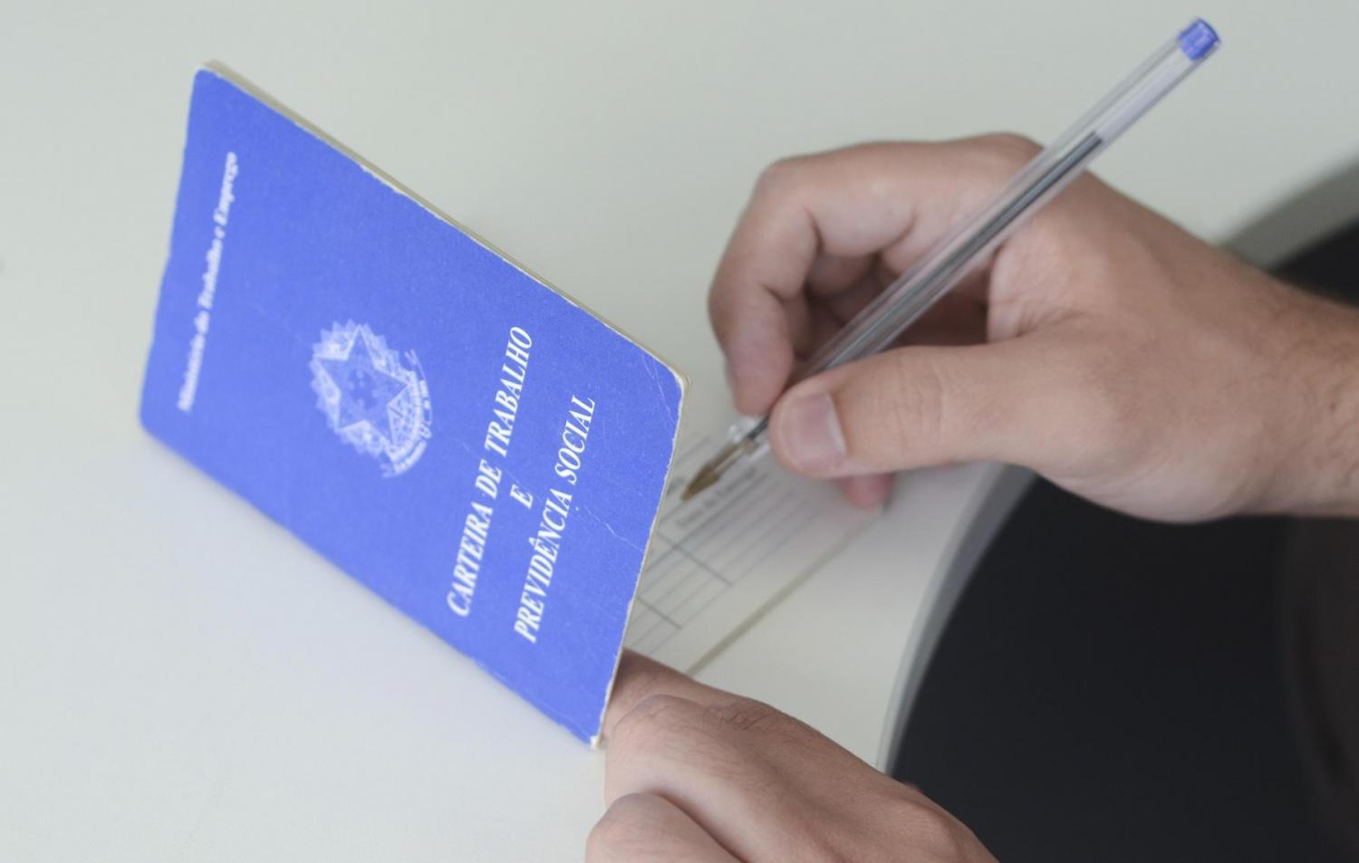 Deputados e Senadores devem aprovar em 120 dias mudanças nas regras de contrato trabalhista