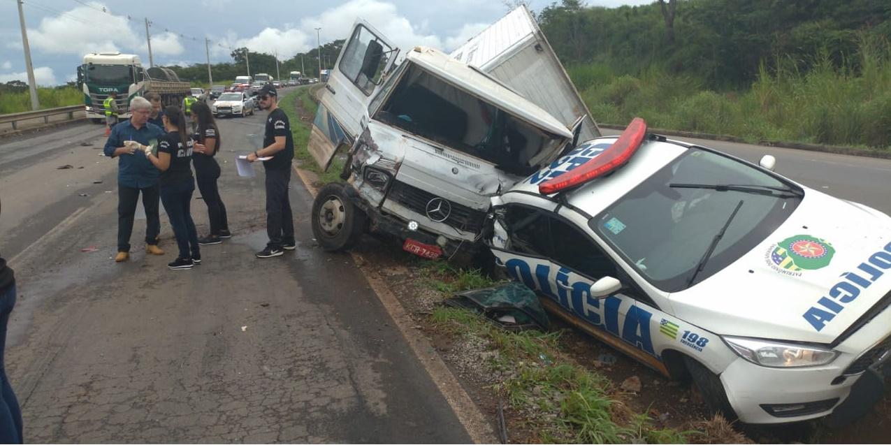 VEJA O VÍDEO: Viatura da Polícia Militar é atingida por caminhão desgovernado na GO 020 em Goiânia
