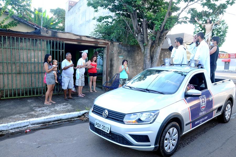 Fiéis recebem bênçãos na porta de suas casas em Aparecida de Goiânia