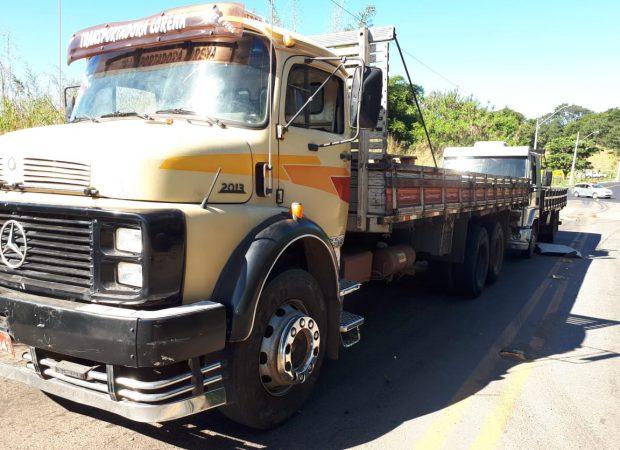 Motorista morre prensado por dois caminhões em Goiânia