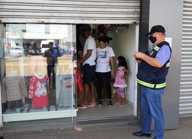 Fiscais apreendem mercadorias de lojistas da 44 em Goiânia e multas são aplicadas