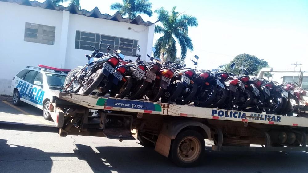 Polícia Militar retira das ruas de Aparecida vários veículos irregulares