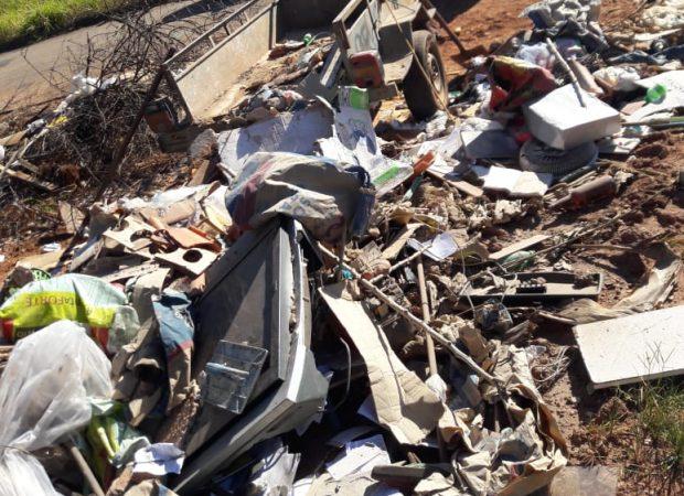 Trio despeja entulho em área pública, é multado e tem que recolher material