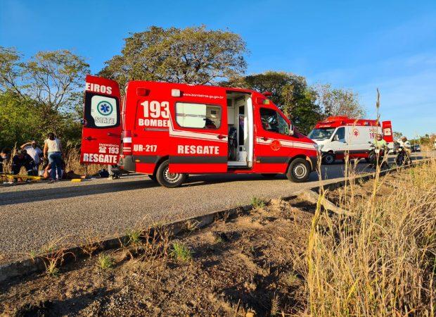 Colisão entre caminhonete e carroça deixa cinco pessoas feridas em rodovia