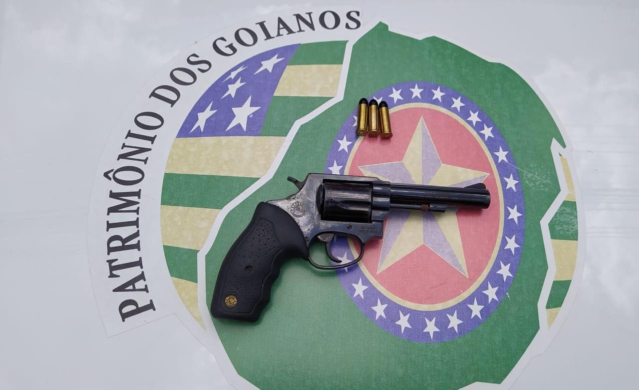 Homem é preso no setor Colina Azul portando arma de fogo