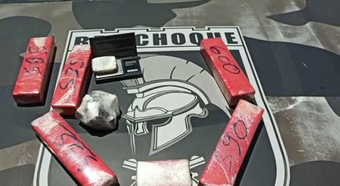 Polícia encontra drogas enterradas em quintal de residência em Trindade