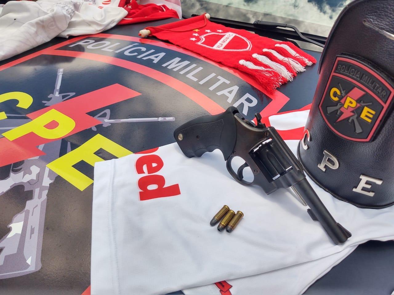 CPE de Aparecida prende integrantes de torcida organizada com arma e munições 