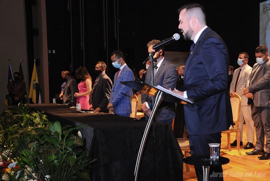 Com oração para fim da pandemia, Gustavo Mendanha toma posse em Aparecida 