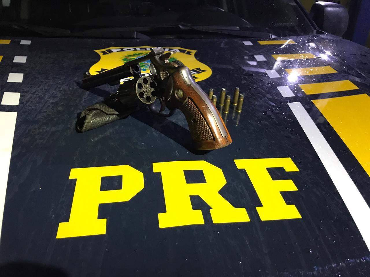 Polícia encontra arma escondida entre fraldas de criança