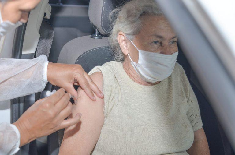 Aparecida vacina Idosos com mais de 70 anos em drive-thrus e UBS´s contra a covid-19
