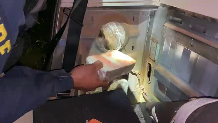 VEJA O VÍDEO; Após receber ordem de parada da PRF, motorista foge e abandona veículo com carga milionária de droga