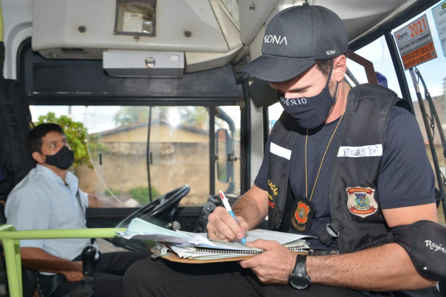 Ônibus do transporte coletivo de Aparecida são autuados por conta do descumprimento de normas contra a COVID-19