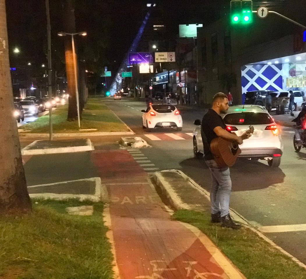 O cantor Rafhael Rangel mostra seu talento nos semáforos da capital