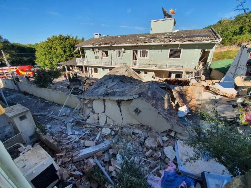 Exclusivo- Bombeiros procuram vítimas após explosão em Santa Catarina  