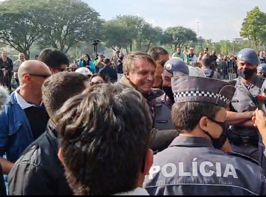 Bolsonaro é multado em São Paulo por não usar máscara 