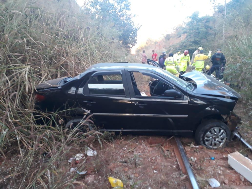 Carro capota e cai em trilhos de ferrovia em Valparaíso, entorno de Brasília 