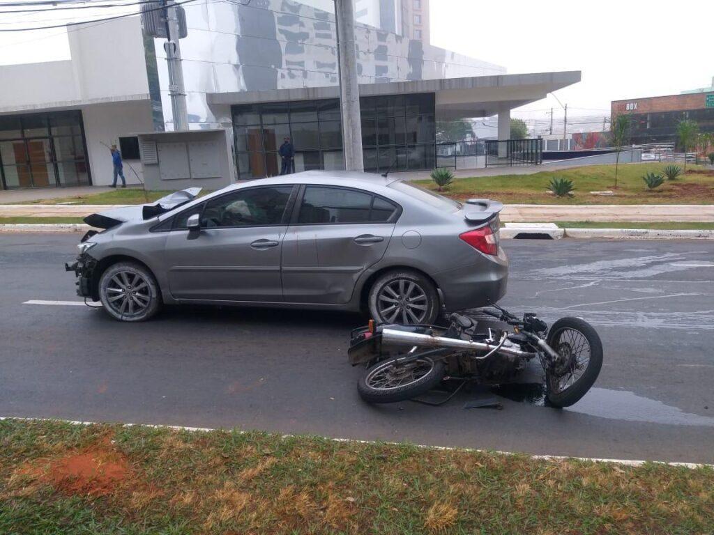 Colisão entre carro e motocicleta deixa uma pessoa morta e outra ferida em Goiânia