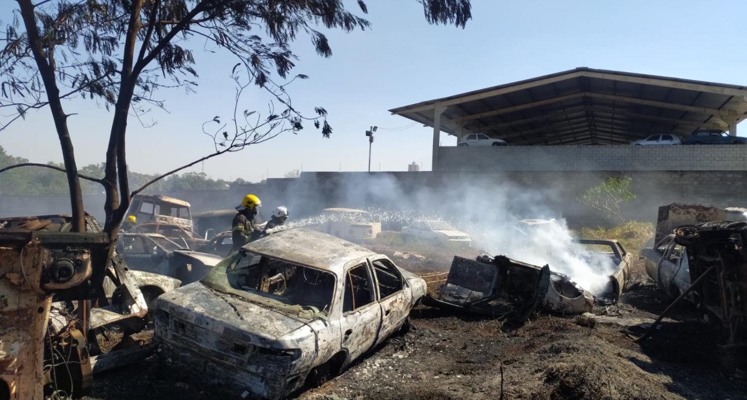 Fogo atinge pátio de veículos em Aparecida de Goiânia