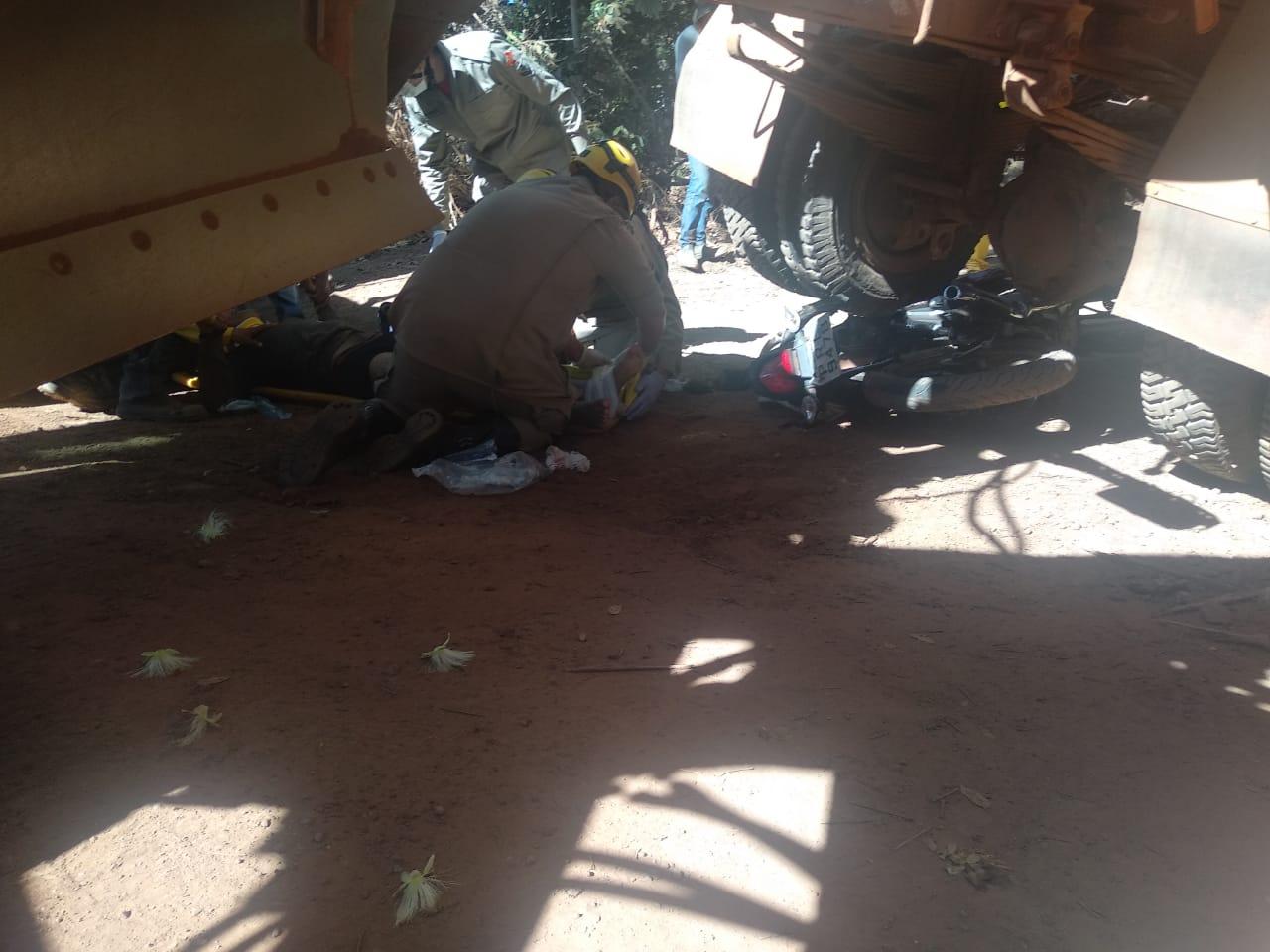 Motociclista fica gravemente ferido após colisão com caminhão em Nova Crixás