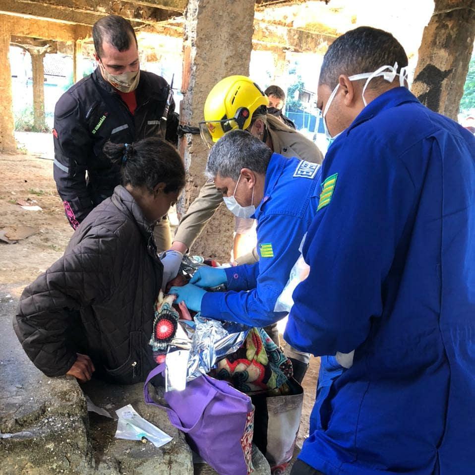 Mulher em situação de rua dá à luz de seu 4º filho sozinha