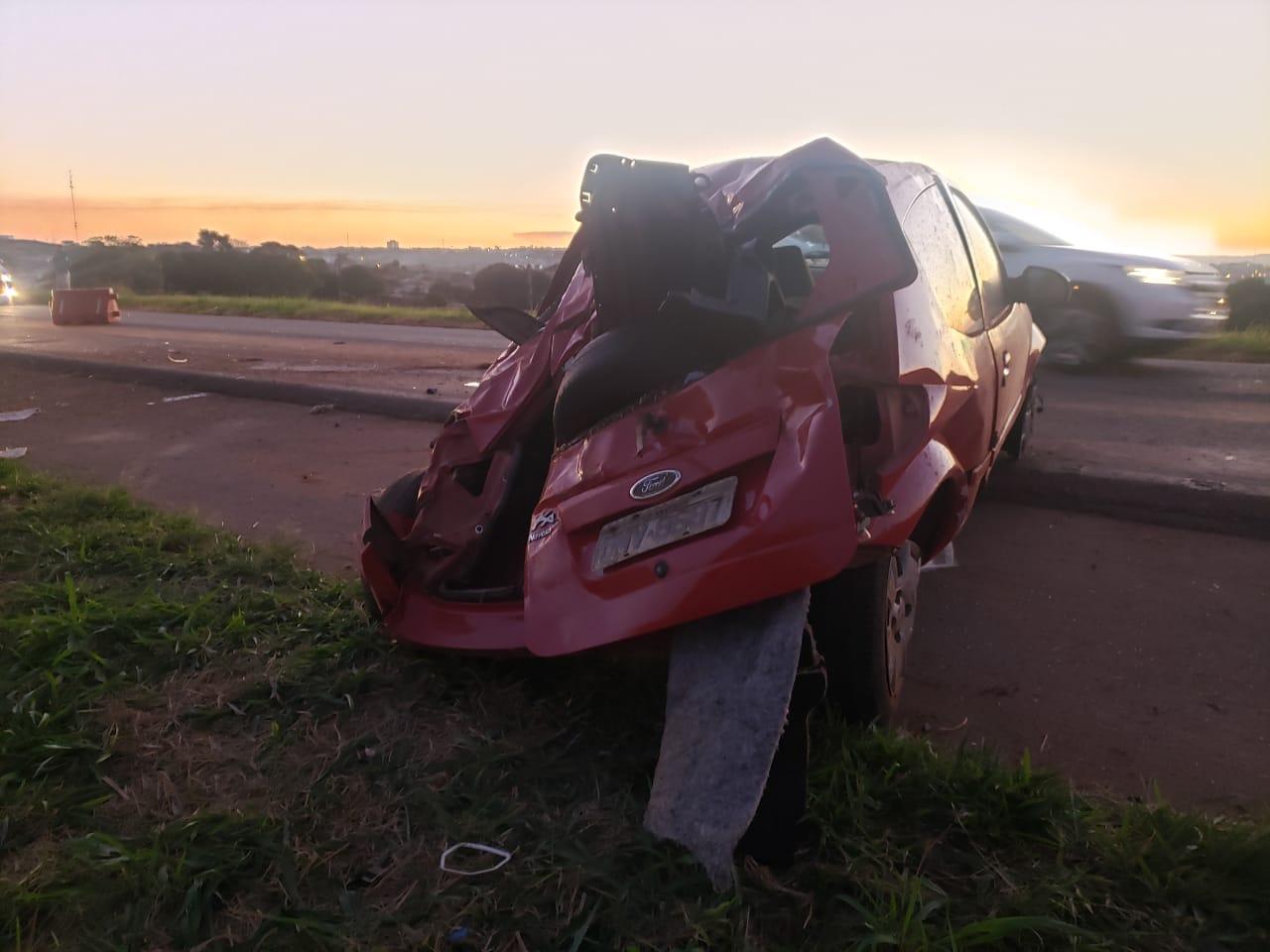 VEJA O VÍDEO: Motorista sem CNH foge de bloqueio policial e capota o veículo