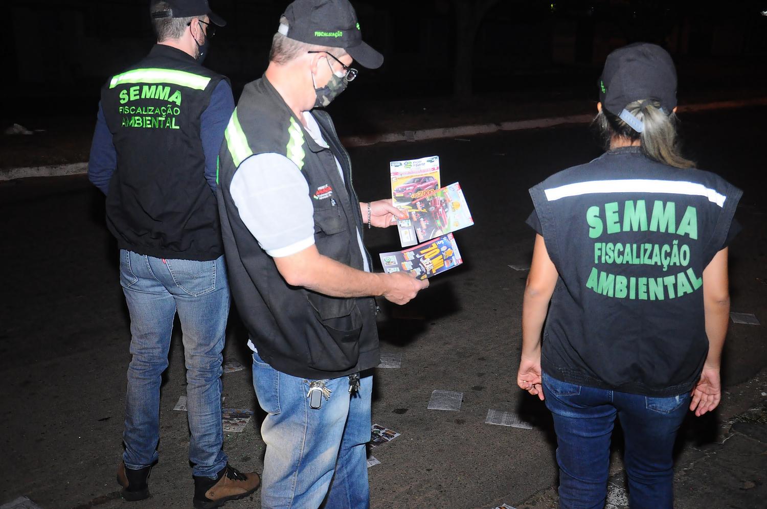 Comerciantes denunciam poluição ambiental causada por materiais publicitários de duas conhecidas empresas de Goiás