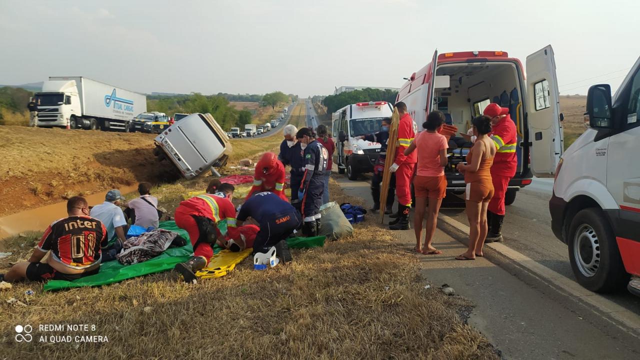 Acidente grave com micro-ônibus deixa 23 pessoas feridas na BR153 em Aparecida