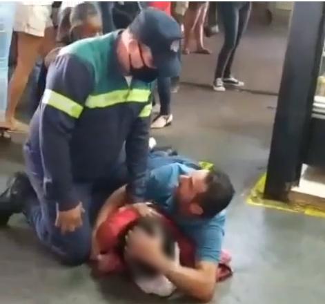 Mulher surta, joga álcool, e ateia fogo em motorista de ônibus de Anápolis