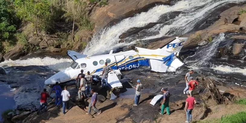 Avião com a cantora Marília Mendonça cai em Minas Gerais 