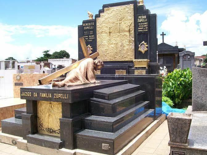 Íris Rezende foi enterrado ao lado de Pedro Ludovico Teixeira, que também morreu aos 87 anos