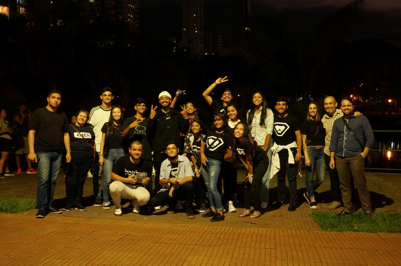 Grupo de jovens faz flashmob em shopping da cidade