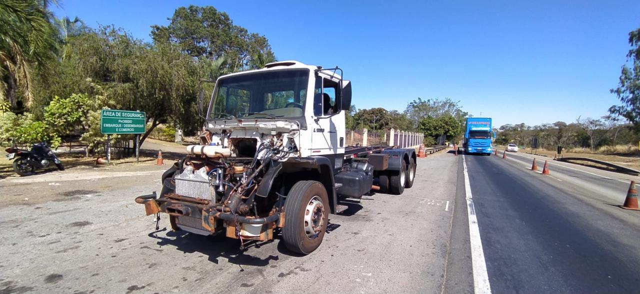 Caminhão é apreendido em Goiânia por trafegar em mau estado de conservação